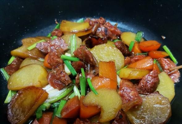 甜椒胡萝卜焖土豆怎么做？步骤和技巧有哪些？