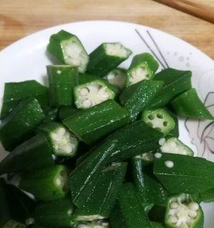 蒜香鸡汤秋葵怎么做？步骤和技巧有哪些？