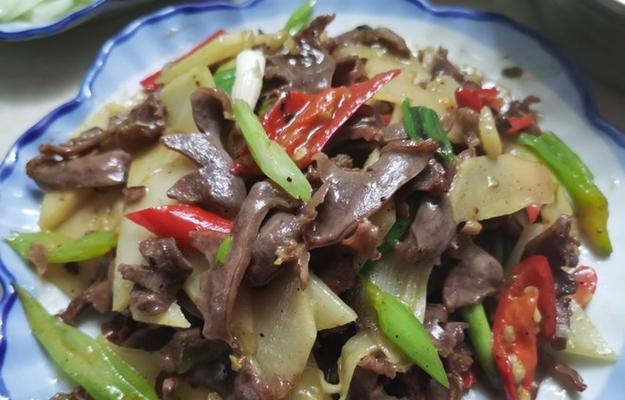 菠萝炒鸭胗的做法是什么？如何在家轻松制作？