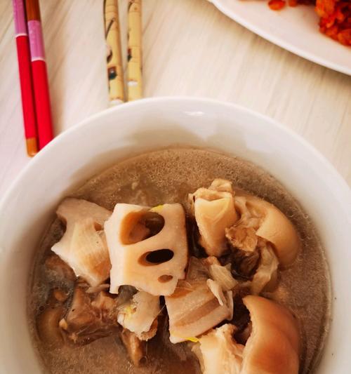 瓦罐莲藕大骨汤怎么做？步骤和技巧有哪些？