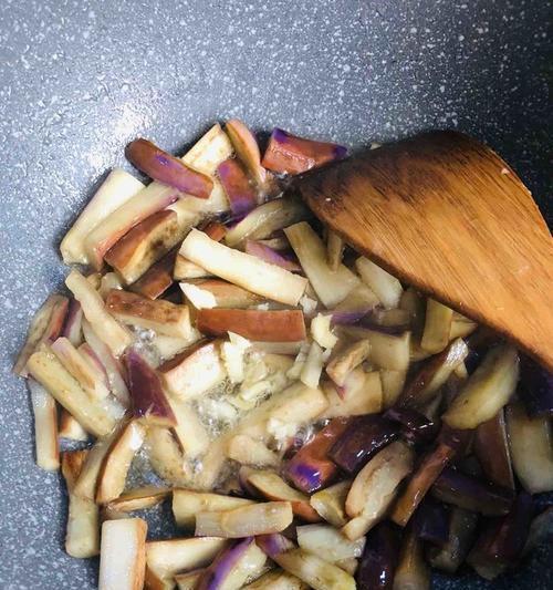 蒜蓉麻油焖茄子怎么做？步骤和技巧有哪些？