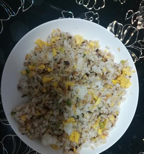 香菇炒饭的做法是什么？如何在家轻松制作美味的香菇炒饭？