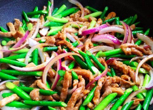 蒜苗炒肉片怎么做？步骤和技巧有哪些？