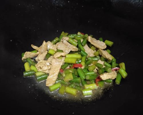 蒜苗炒肉片怎么做？步骤和技巧有哪些？