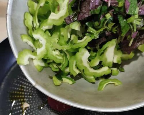 紫苏鸡蛋盒子的做法是什么？如何在家轻松制作？