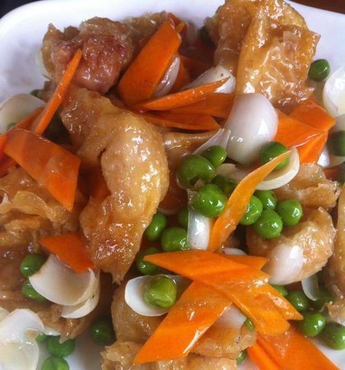 青豆炒百合怎么做？步骤和技巧有哪些？
