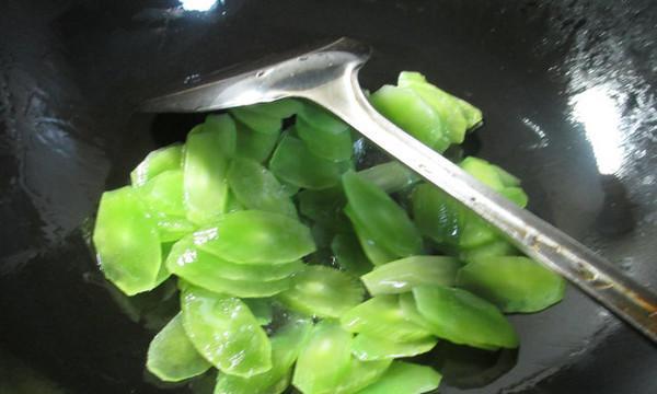 白玉菇炒莴笋怎么做？步骤和技巧有哪些？