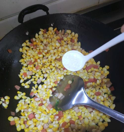 水煮玉米怎么做才好吃？有哪些小技巧可以提升口感？