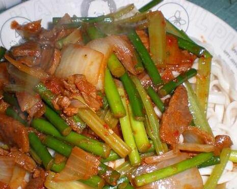 蒜薹拌面怎么做？详细步骤和技巧是什么？