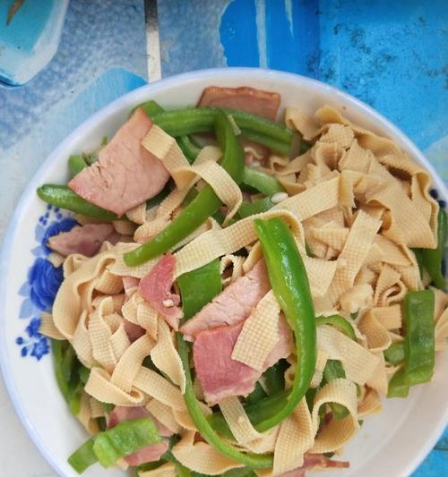 青椒豆腐皮怎么做？有哪些步骤和技巧？
