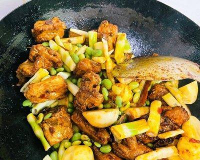 青豆焖排骨怎么做？步骤和技巧有哪些？
