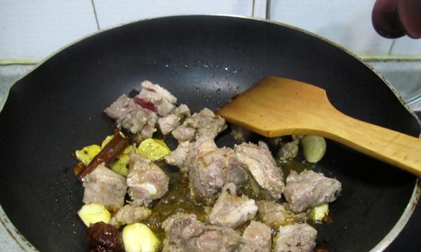 青豆焖排骨怎么做？步骤和技巧有哪些？