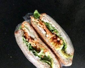 如何在十分钟内轻松制作快手三明治？步骤和技巧是什么？
