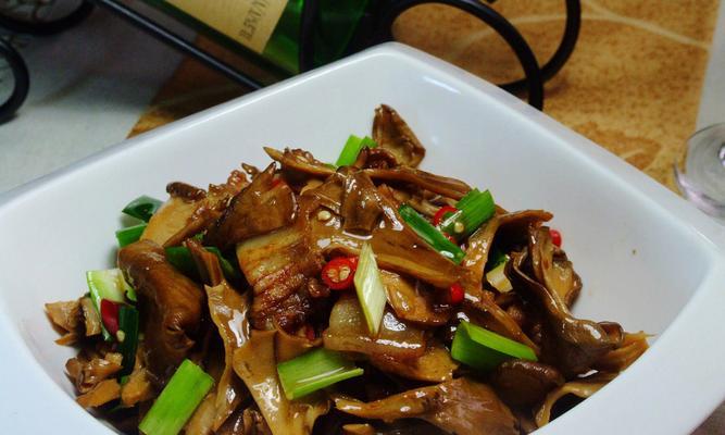 青椒炒野生菌怎么做？步骤和技巧有哪些？