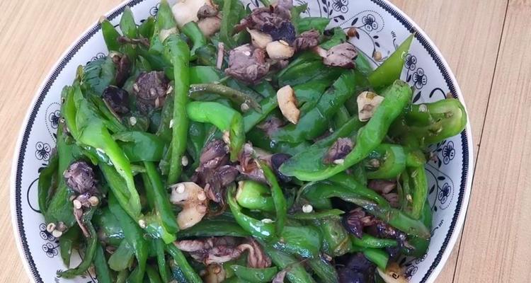 青椒炒野生菌怎么做？步骤和技巧有哪些？