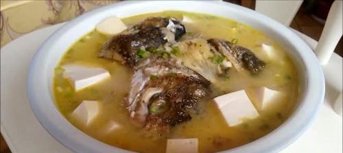 白菜豆腐鱼头汤怎么做？有哪些步骤和技巧？