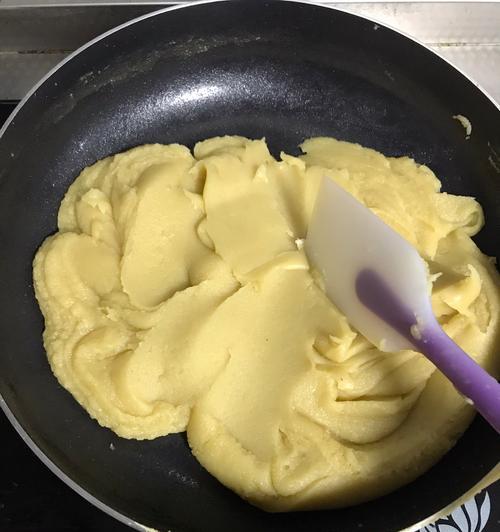 自制莲蓉陷适合月饼陷的做法是什么？如何确保莲蓉陷的口感和质量？
