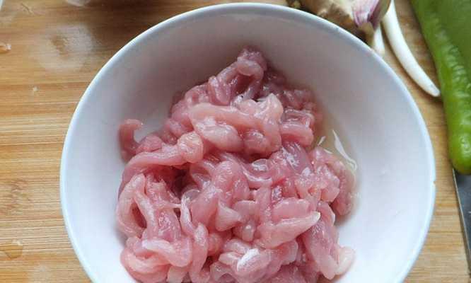 肉丝带底的做法是什么？如何在家轻松制作？