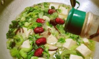 香菇豆腐汤怎么做？有哪些步骤和技巧？