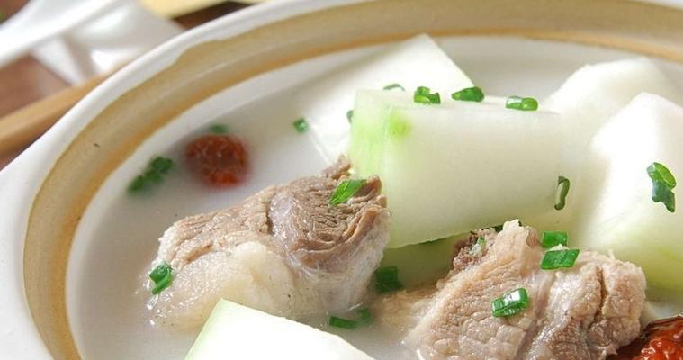 竹蔗茅根粉葛排骨汤怎么做？有哪些健康益处？