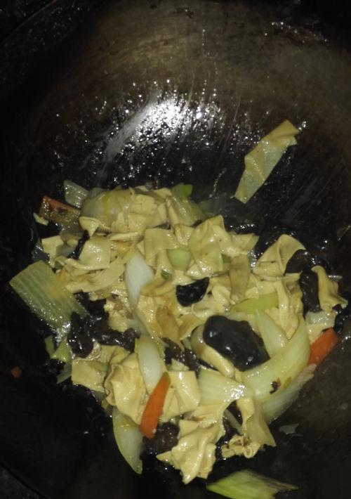 清炒木耳干豆腐怎么做？步骤和技巧有哪些？