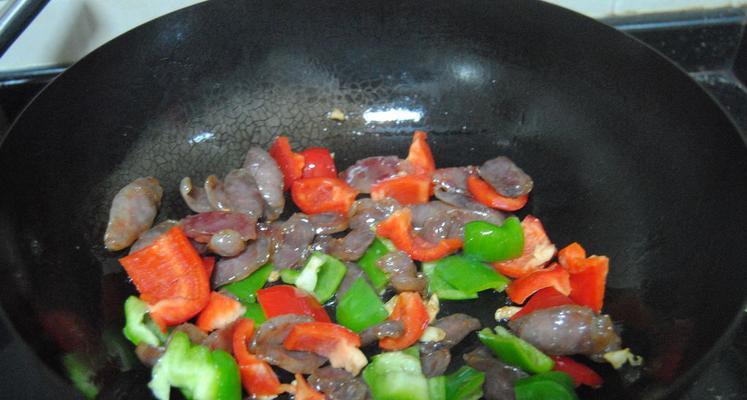 彩椒木耳炒肉片怎么做？步骤和技巧有哪些？