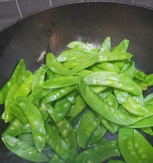 清炒豌豆荚怎么做？步骤和技巧有哪些？