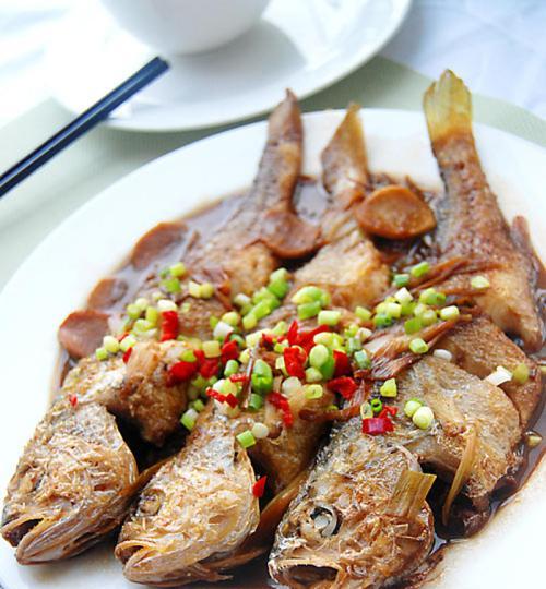 蒸小黄花鱼的做法是什么？步骤和技巧有哪些？