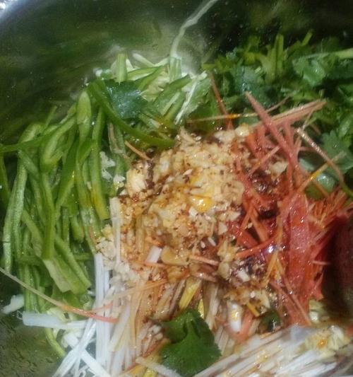 五彩大拌菜怎么做？有哪些步骤和技巧？