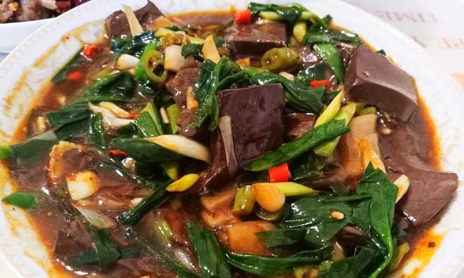 青蒜胡萝卜炒鸭血怎么做？步骤和技巧有哪些？
