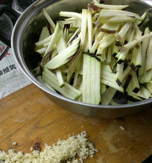 五彩茄丝的做法是什么？如何快速完成这道美食？
