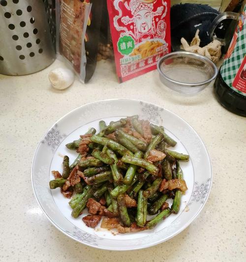 肉焖豆角的做法是什么？步骤和技巧有哪些？