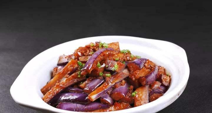 双椒炒青茄怎么做？步骤和技巧有哪些？