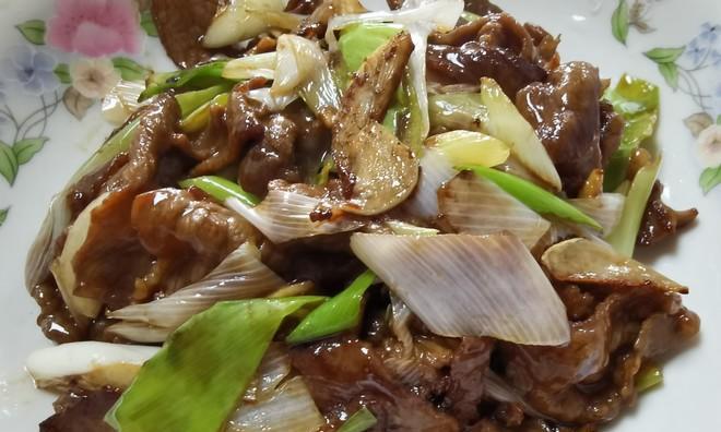 双葱爆羊肉的做法是什么？如何在家轻松制作？