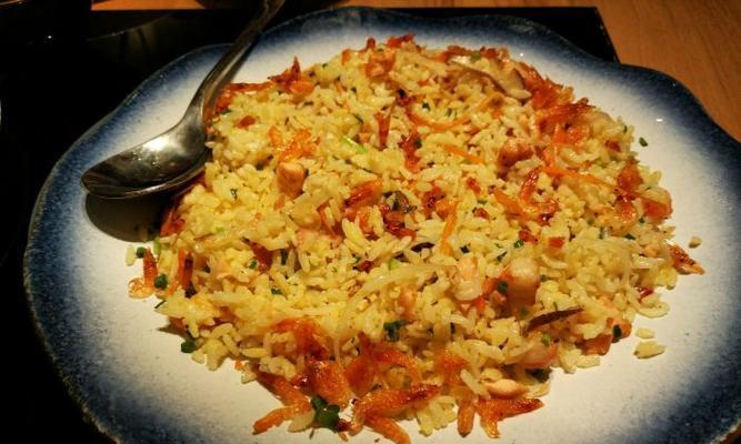 菠萝樱花虾炒饭怎么做？有哪些步骤和技巧？