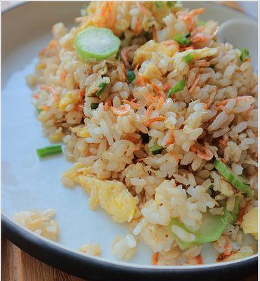 菠萝樱花虾炒饭怎么做？有哪些步骤和技巧？