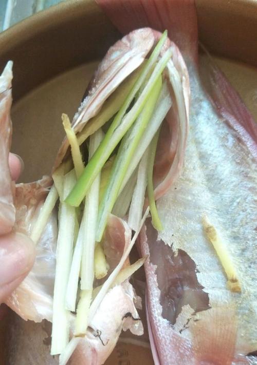蒸大眼鱼的做法是什么？如何确保蒸出的鱼肉鲜嫩多汁？