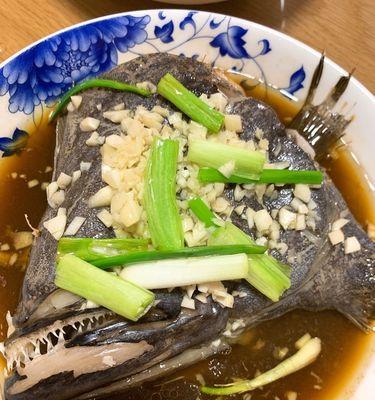 蒸大眼鱼的做法是什么？如何确保蒸出的鱼肉鲜嫩多汁？