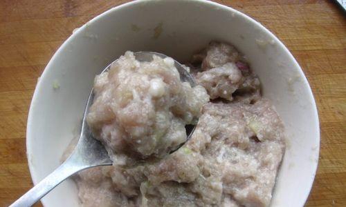 如何在家自制美味的鲅鱼丸？自制鲅鱼丸的步骤和技巧是什么？