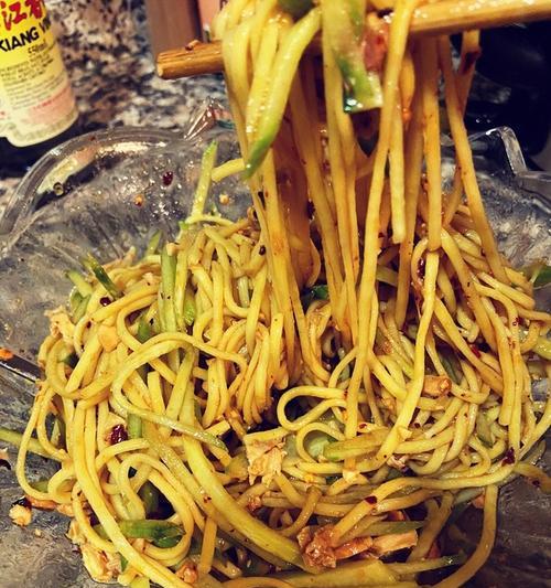 什锦彩蔬凉面怎么做？有哪些步骤和技巧？