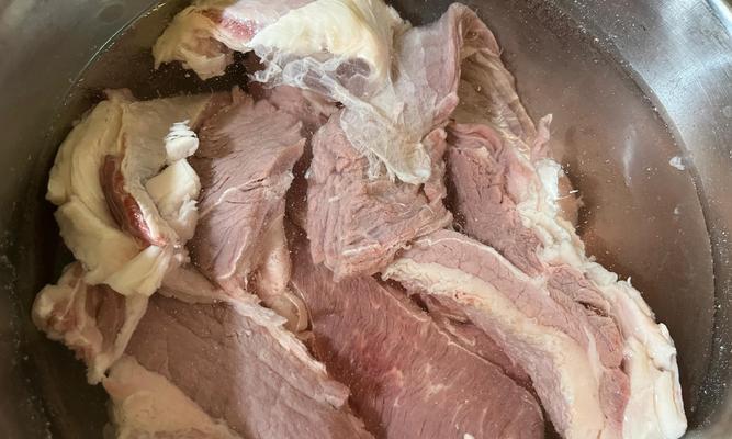 清炖牛肋肉的做法是什么？如何确保肉质鲜嫩多汁？