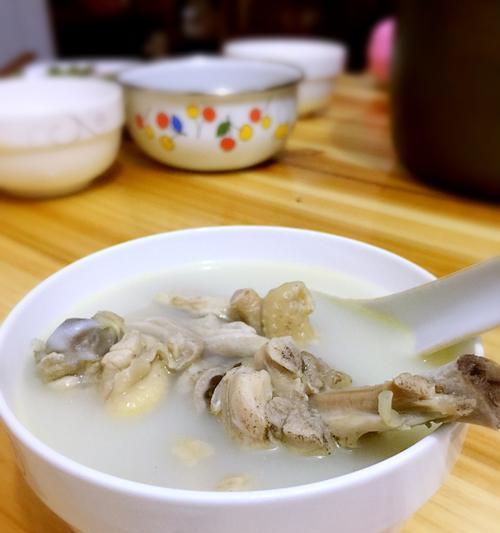 猪肚炖老鸡的做法是什么？如何炖出鲜美可口的老鸡汤？