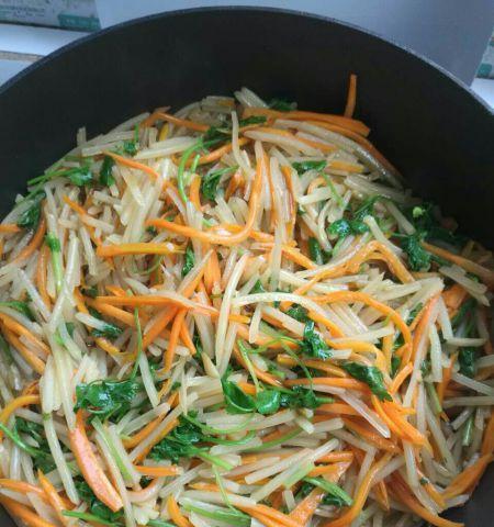 青椒木耳土豆丝怎么做？步骤和技巧有哪些？
