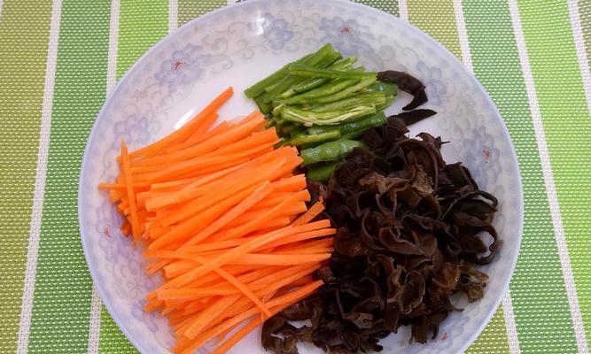 青椒木耳土豆丝怎么做？步骤和技巧有哪些？