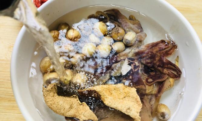 双莲墨鱼汤的做法是什么？如何在家轻松制作？