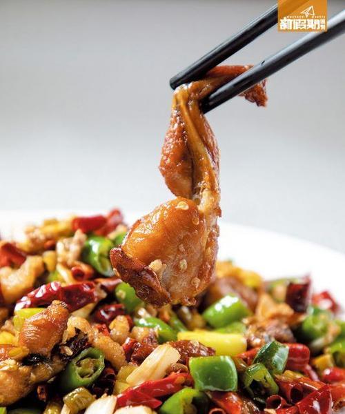 青椒炒烧鸡翼怎么做？步骤和技巧有哪些？