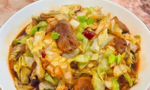 美味健康的爆炒圆白菜做法（简单易学）