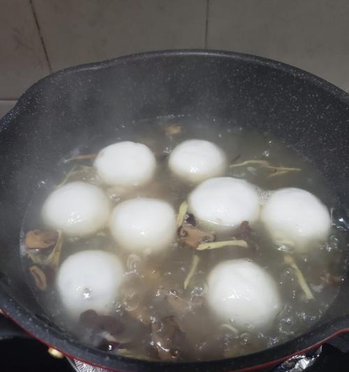 手把手教你做咸汤圆——口感绝佳的美味佳肴（用简单的材料和步骤）