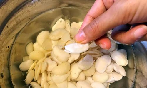 紫花云豆沾醋的做法（传统美食的味蕾享受）