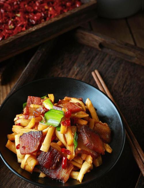 一口香气扑鼻的土豆炒腊肉（家常菜新口味）